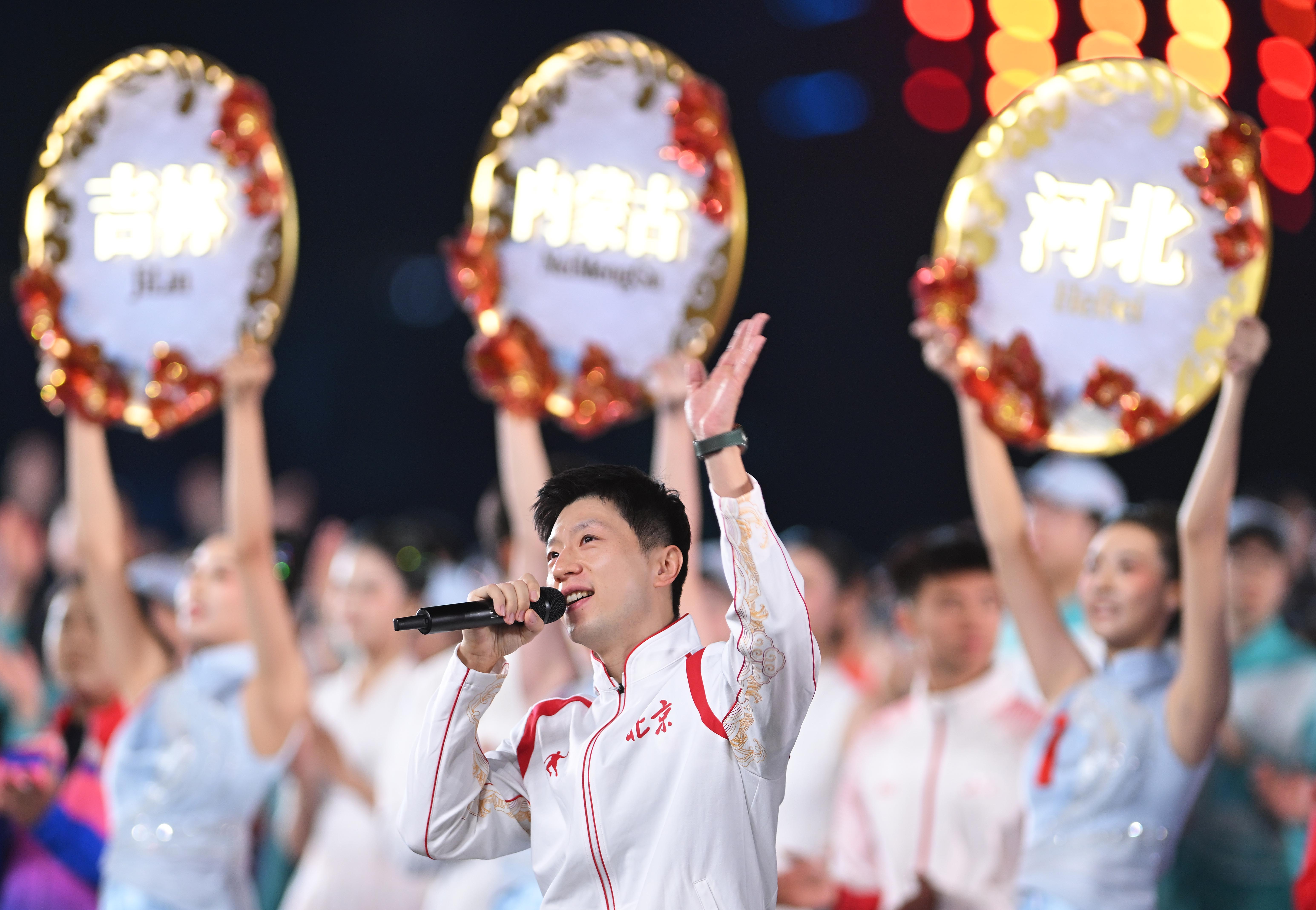 ↑ 北京队选手马龙(前)在闭幕式现场表演。 新华社记者 连振 摄</p><p style=